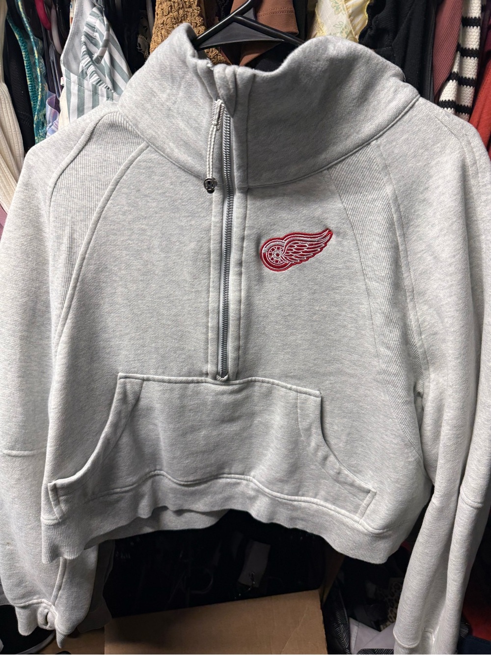 Lululemon RED WINGS NHL Light Gray Cropped Half-Zip Sweatshirt Red Wings Patch